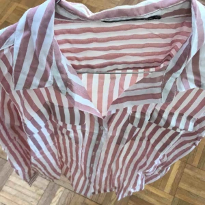  - Superfin puderrosa-randig skjorta. Aldrig använd, endast skrynklig pga legat i en byrålåda. Frakt ingår 💘