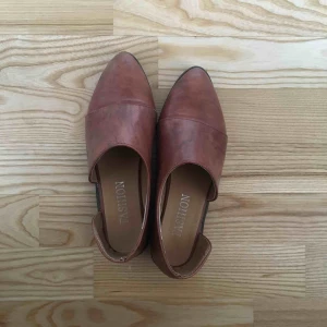  - Jättecharmiga skor från second hand! Äkta läder. Envisades om att jag kanske kommer ha 37 senare i livet men mina fötter vill inte krympa. Fynda!!! 