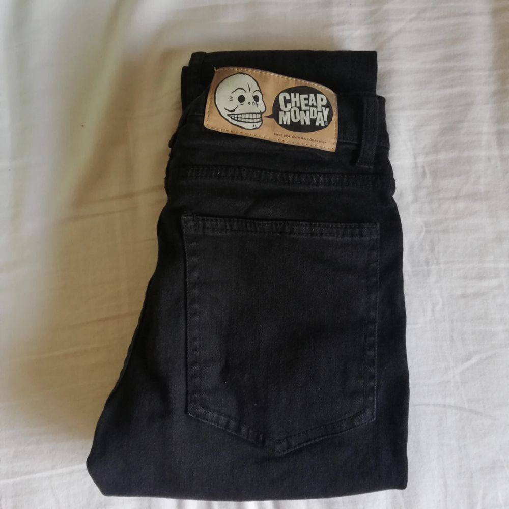 Säljer mina finafina cheap monday jeans riktigt billigt då de tyvärr blivit för små till mig :( passar mig perfekt på längden (167) men lite små annars. Använda sparsamt och väldigt fint skick, hör av dig om du vill ha fler bilder :)) . Jeans & Byxor.