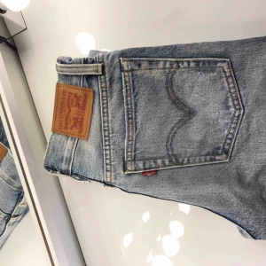  - Ljusa levis jeans köpta här på plick men tyvärr var dem för små. jättesnygga annars😍 