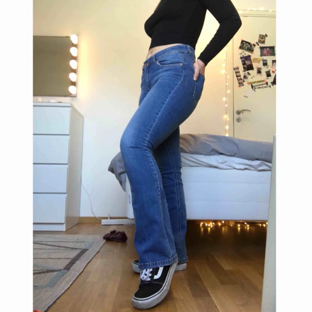 Blåa och sköna bootcut jeans💙💦🤠  Stretchiga = passar olika kroppstyper! Jag själva är en storlek M eller 38 i byxor och de passar perfekt! Säljer pga överflöd av byxor haha. . Jeans & Byxor.