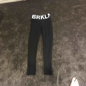  - Träningsbyxor i tygmaterial! Köparen betalar frakten :) betalas med swish