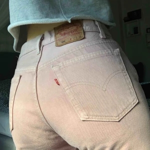  - Ett par rosa Levi jeans! De är begagnade och väl använda av deras första ägare. De är lite urtvättade och noppriga samt har några fläckar. Dock är de i fint skick och jättesnygga på! Passar mig som har M i byxor bra.