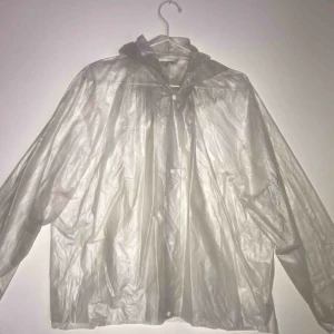  - PVC jacka med långa ärmar & huva Möts gärna upp i Stockholm annars betalar köpare för frakt🤠