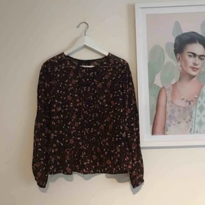  - Blus med knappar i mitten och en liten volang nedtill!✨ Från Åhléns 