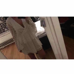  - Jättefin vit klänning som passar perfekt till student eller skolavslutning! 