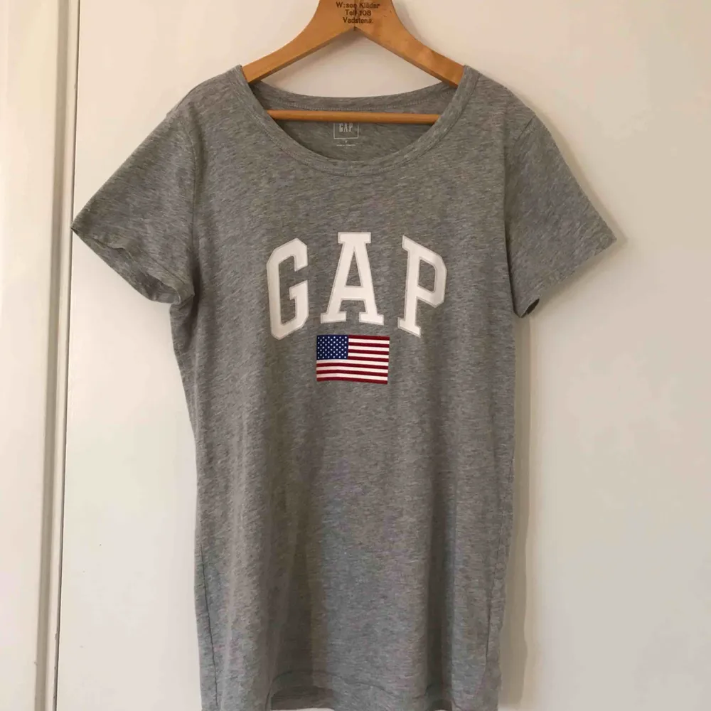 T-shirt från GAP. Använd ett fåtal gånger så den är i nyskick. Kan mötas i Linköping annars står köparen för frakten.. T-shirts.