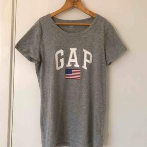 T-shirt från GAP. Använd ett fåtal gånger så den är i nyskick. Kan mötas i Linköping annars står köparen för frakten.