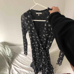  - Jättefin omlottklänning från Ganni. Köpt för cirka 900 kronor. Köparen står för frakt.