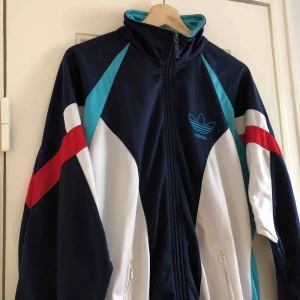  - En tracktop från Adidas. Storlek 40-42/large, damstorlek. Skick: 7/10. Levereras nytvättad. Finnes på Södermalm, Stockholm. Kan postas men då står Du för frakten, (72kr). Mvh Marija & Nugget
