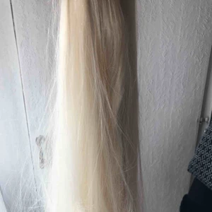  - 100kr st, väger 120g vardera. Pris kan diskuteras, håret är i syntet och tål inte värme 