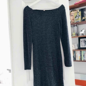  - Glittrig tajt klänning. Skickas mot frakt eller möts upp i centrala Stockholm.