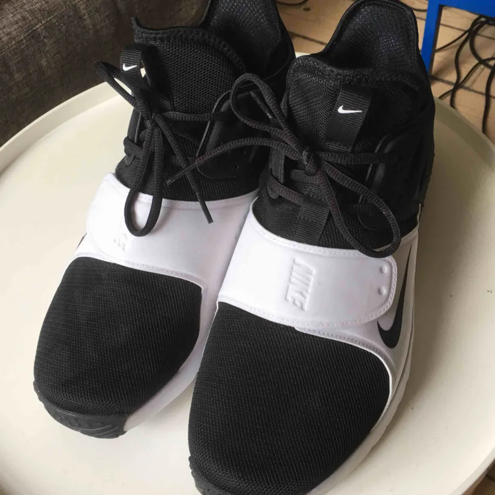 Nike Air Max Trainer 1, använda 1 gång, frakt ingår, säljs pga att jag inte tycker om dem. . Skor.