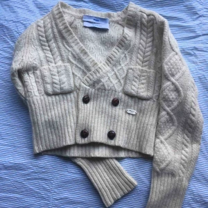  - Supersöt kofta från Whyred som tyvärr är för liten för mig😢 100% ull i nyskick! Så fin till sommaren!! Möts upp i stan (Sthlm) eller fraktar mot billigaste fraktalternativet.