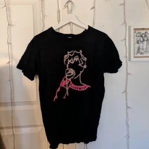  - Troye Sivan-tröja inköpt på hans konsert på Gröna Lund. Använd ett antal gånger och lite nopprig. Jag kan mötas upp i Täby eller frakta gratis!