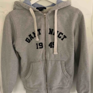  - Tröja från Gant med ljusblå luva 