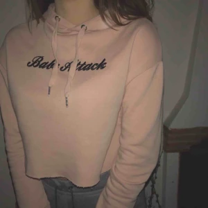 crop top babe attack - Croppad huvtröjor med ett tryck på bröstet Ljusrosa/nude färgad Storlek XS Nytt fint skick
