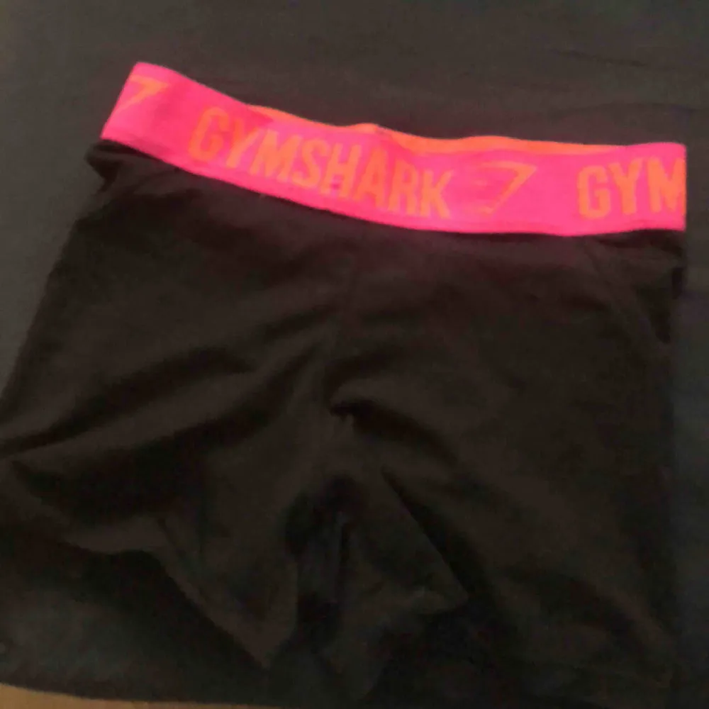 Gymshark shorts, sitter bra på och åker inte upp! 100kr styck eller 150 för båda. Shorts.