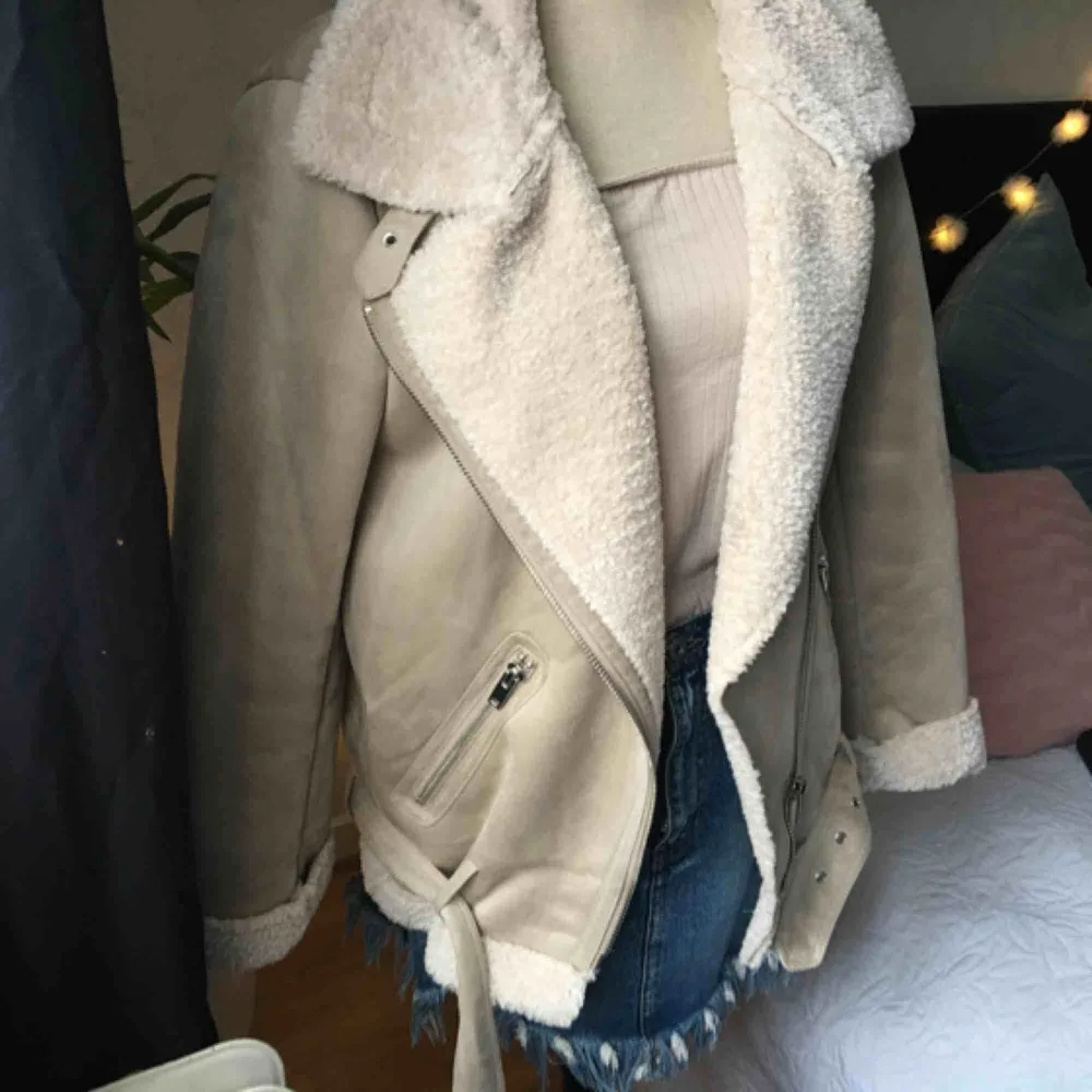 En superfin mocka jacka med teddy insida som syns fram i kragen. Detaljerna är silver och jackan är i en beige färg. Den är lite oversized, otroligt skön och lagomt varm nu inför våren. Köparen står för frakt och pris kan diskuteras.. Jackor.