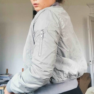  - Fräsch bomberjacka i en snygg grå färg, liten i storlek, jag brukar ha 38/40 i jacka men denna skulle passa en 34/36 mer!