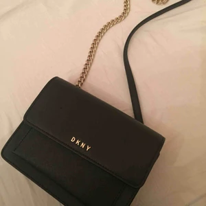  - Säljer denna snygga DKNY axelväska pga att jag inte använder den tillräckligt. Den är i perfekt skick. Nypris : 2000  Pris kan diskuteras, buda! 