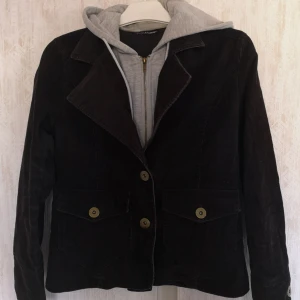  - Cool manchester jacka med inbyggd hoodie Står storlek L men skulle säga mer xs-s Lite urtvättad annars bra skick, Mått: längd61 bredd46 arm49,5