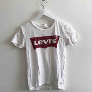  - Snygg T-shirt från Levis!! Storlek XS! Köparen står för frakt🥰🥰