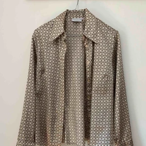  - Skjorta från HM, äldre. Silkigt material. Köpt secondhand! 