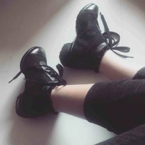  - Dansskor/ sneakers perfekta inom jazz.👯‍♀️ Material spets och läder med en delad sula.  skorna Köptes till en dansföreställning men användes aldrig. Storlek 36  Pris: 250 kr  (frakt ingår) 