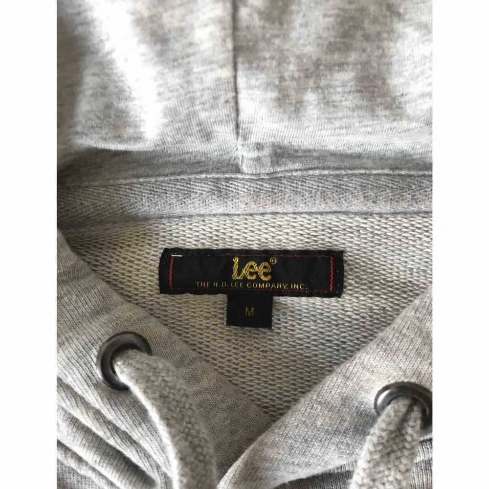 Snygg Lee hoodie som är använd men i gott skick. Något ”luddig” på själva märket, men annars felfri. Frakt tillkommer och betalningen sker via swish.. Hoodies.