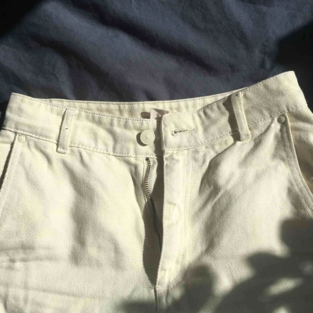 Vita högmidjade byxor från HM, inköpta förra året och använda ett fåtal gånger. Jeans & Byxor.