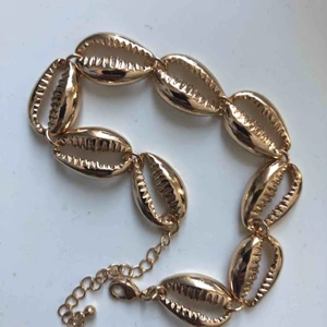  - Fint armband i fint skick. Köparen står för frakt. 