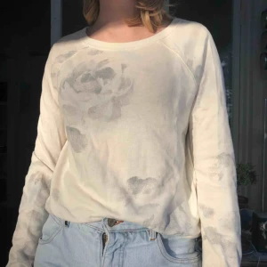  - Superfin sweatshirt med fint tryck från abercrombie & fitch. Inte använd så mycket och är därför i bra skick. Kan skicka mer bilder. Köparen står för frakt. 