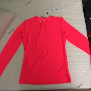  - Säljer en oanvänd rosa genomskinlig tröja ifrån monki, säljer pga att de va fel storlek. Storleken sitter mer som en S än M 