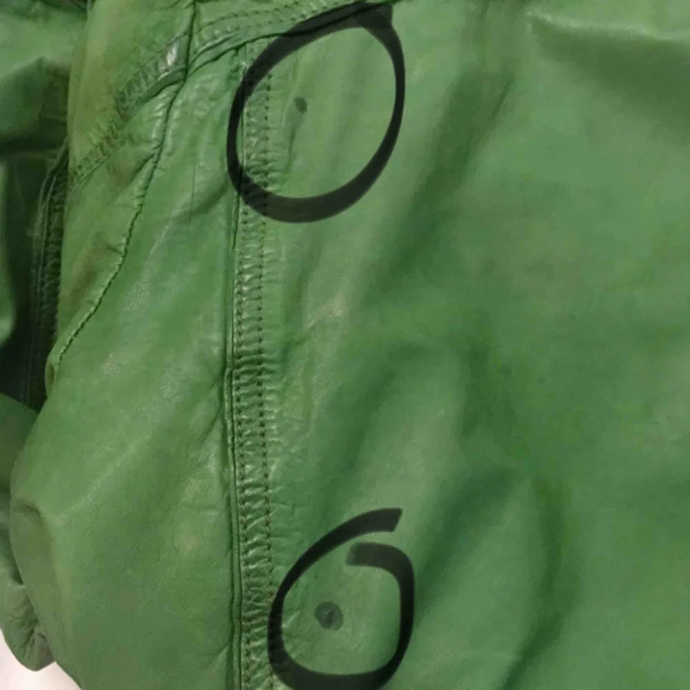 Grön skinnjacka från Rock n Blue, storlek 36. Använd vid fåtal tillfällen. Har två små oklara fläckar på ryggen (se bild 3). Obs! Bild 2 är endast för att se passformen, det är alltså den gröna jag säljer 💚 Köparen står för ev fraktkostnad . Jackor.