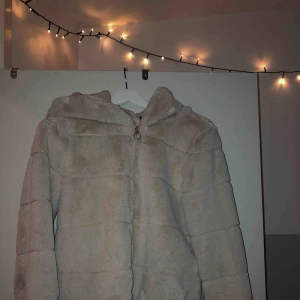  - mysig vit pälsjacka från only, endast använd 2 gånger. 