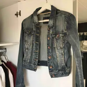 Jeansjacka från H&M i strl 34. 