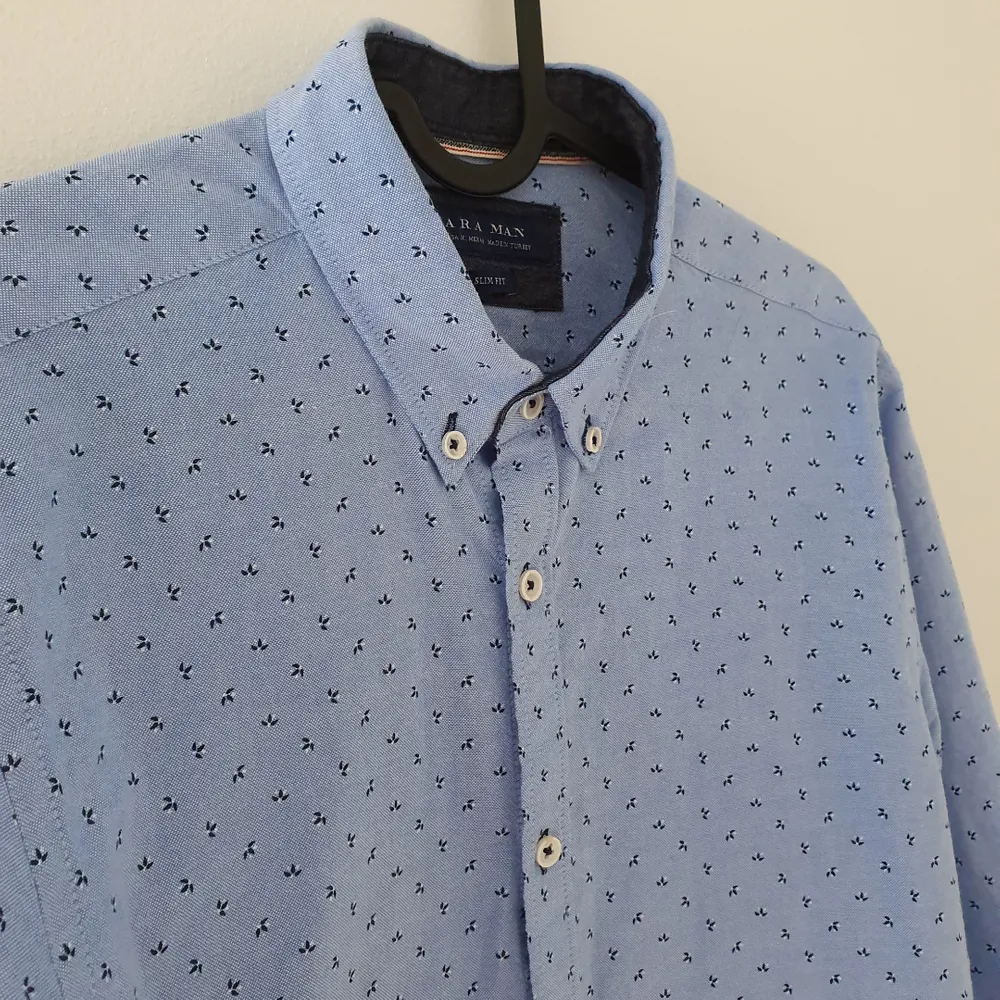 Snygg skjorta från Zara. Knappt använd, väldigt bra skick Köparen står för frakt 😊. Skjortor.