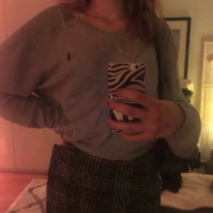  - vääärldens snyggaste gråa ralph lauren tröja. den är jätteluftig och bekväm. lite oversize. 