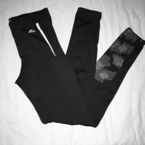  - Snygga träningsbyxor med mönster på slutet av benen. Bekväma och näst intill oanvända. Passar både XS och S. Har du några frågor eller vill ha fler bilder är det bara att skriva till mig 😊 Frakt betalar köparen. 