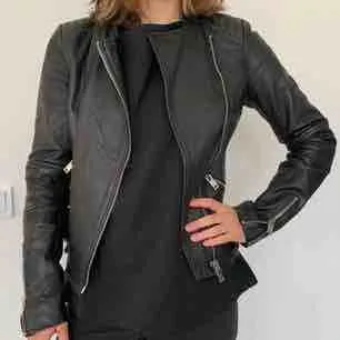 Real Leather Jacket with cool zipper details Brand: Zara Size: XS Colour: Black  Used but still in very good shape.. Jackor.
