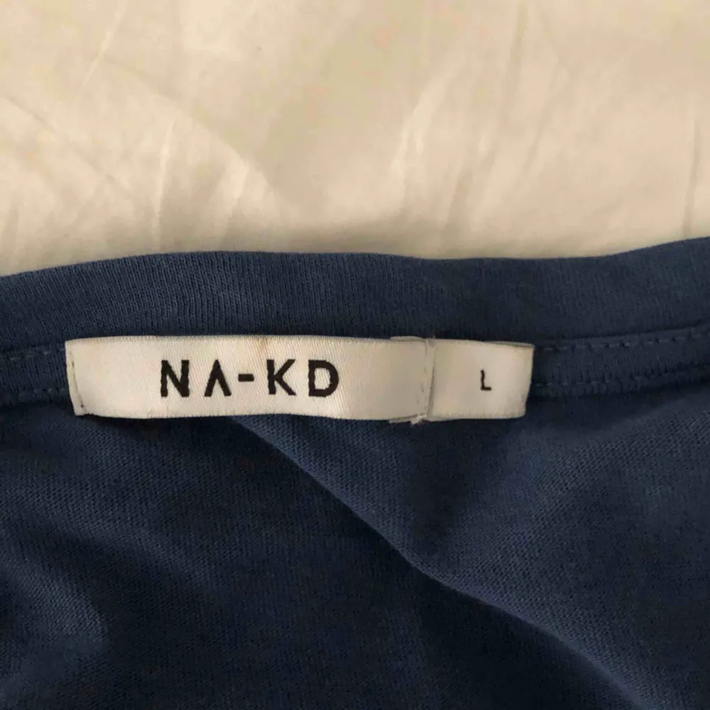 Så jäkla cool tröja från Na-Kd! Storlek L men jag har vanligtvis S och den sitter perfekt så den passar de flesta beroende på hur man vill ha den👍🏼 frakt:40kr. Skjortor.