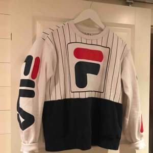 En snygg Fila sweatshirt med fila text lodrätt på armarna i fint skick och sparsamt använd. Ny pris 800 kr Är lite mindre i storleken så skulle mer säga att det är en small