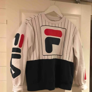  - En snygg Fila sweatshirt med fila text lodrätt på armarna i fint skick och sparsamt använd. Ny pris 800 kr Är lite mindre i storleken så skulle mer säga att det är en small