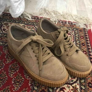  - Svinsnygga skor från Duffy med hög sula, endast använda en gång därav det i nyskick då det inte är min stil längre. Frakt tillkommer 