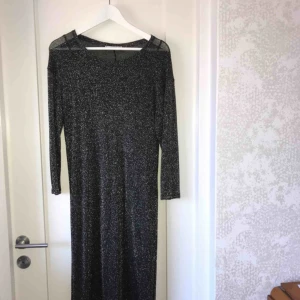  - Glittrig klänning från mango. På mig går den till mitt på vaden, (162 cm lång) passar mig som är en S, strechigt material! Använd en gång på nyår! Underklänning medföljer! Pris går att diskutera! :) 