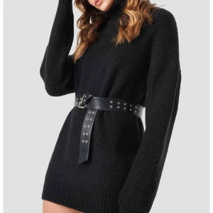  - Snygg klänning från Linn Ahlborgs kollektion med NA-KD. Väldigt skönt material med polokrage. Knappt använd och känns som ny fortfarande!! Jag är 172 cm lång och den är inte för kort i längden. Ursprungspris: 450 kr