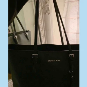  - Modell: ”Michael Kors Jet set travel Saffiano Tote svart”  Väskan rymmer mycket och är väldigt stilren. Säljer eftersom jag tyvärr inte använder den längre. Kan skicka fler och bättre bilder på väskan vid intresse ☺️