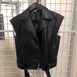  - Perfekta skinnvästen som passar dig från strl 34-38. Aldrig använd. 