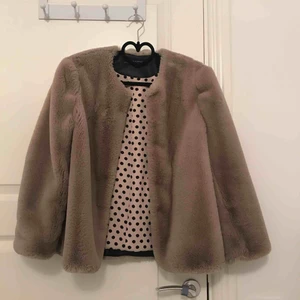  - Väldigt mjuk och varm passar bra till hösten våren och sommaren. Kostade runt 600 säljer den för 300. Kan ta swishbetalning också 